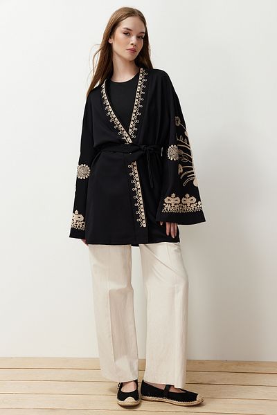 Trendyol Modest قبعة مطرزة سوداء منسوجة و فيريس وكيمونو TCTSS24KF00018