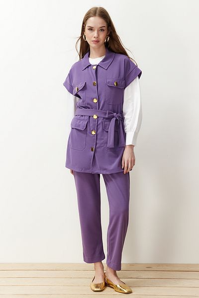 Trendyol Modest Pletený oblek vesta TCTAW22US0062 s fialovým zlatým knoflíkem