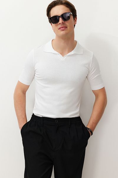 Trendyol Collection Basic-Strick-T-Shirt mit Polokragen - Weiß, Slim-Narrow Fit TMNSS24TS00255