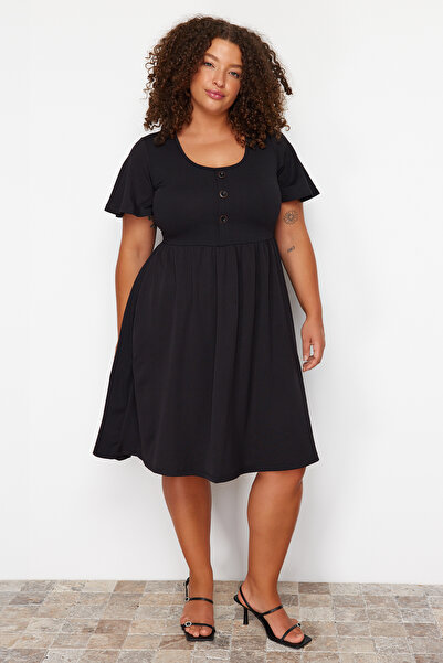 Trendyol Curve Detail černého knoflíku Midi žebrované pletené šaty TBBSS24AH00176
