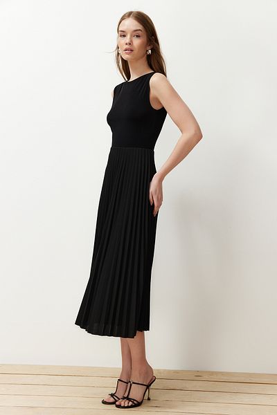 Trendyol Collection Czarna plisowana sukienka midi bez rękawów z podszewką i elastyczną dzianiną TWOSS24EL00785