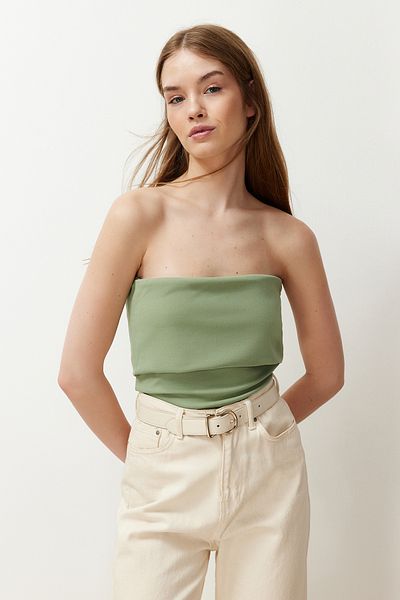 Trendyol Collection Grüne Krepp-Strickbluse mit trägerlosem Kragen und seitlichem Reißverschluss TWOSS23BZ00928