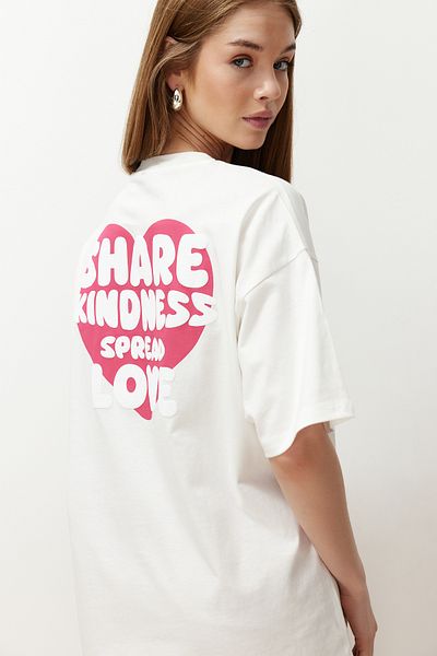 Trendyol Collection Ecrufarbenes, übergroßes/bequem geschnittenes Strick-T-Shirt aus 100 % Baumwolle auf der Rückseite und der Vorderseite mit Herzmuster TWOSS24TS00236
