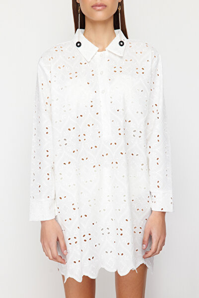 Kolekcia Trendyol Biele mini tkané plážové šaty TBESS24EL00103