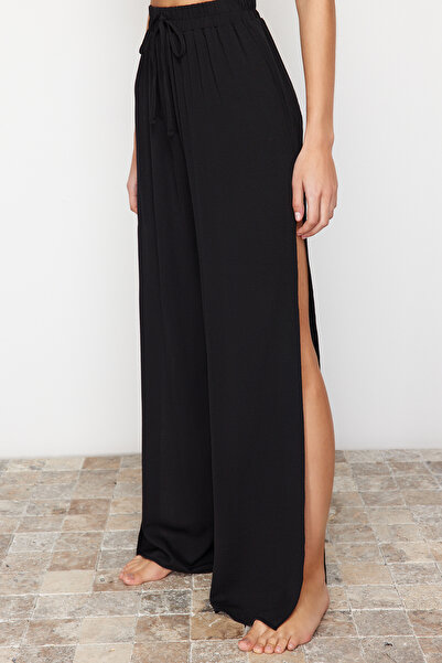 Trendyol Collection Černé tkané plážové kalhoty s rozparkem TBESS24PL00013