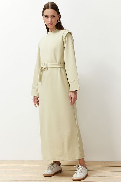 Trendyol Modest Πλεκτό φόρεμα ανοιχτό χακί ζωσμένο με λεπτομέρεια στον ώμο TCTSS24EB00120