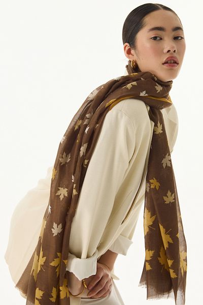 FENZA SCARF Памучен шал с шарка на листа Zeta и цвят кафе