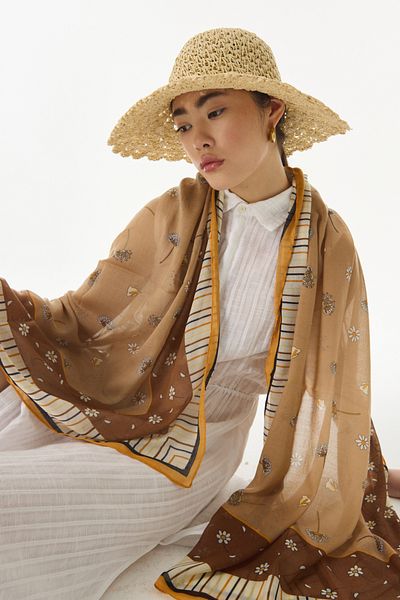 FENZA SCARF Памучен шал Abelia с шарка на млечно кафе и маргаритки