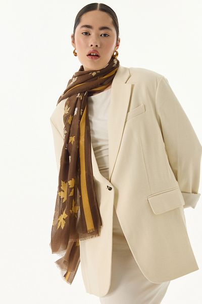 FENZA SCARF Памучен шал с шарка на листа Zeta и цвят кафе
