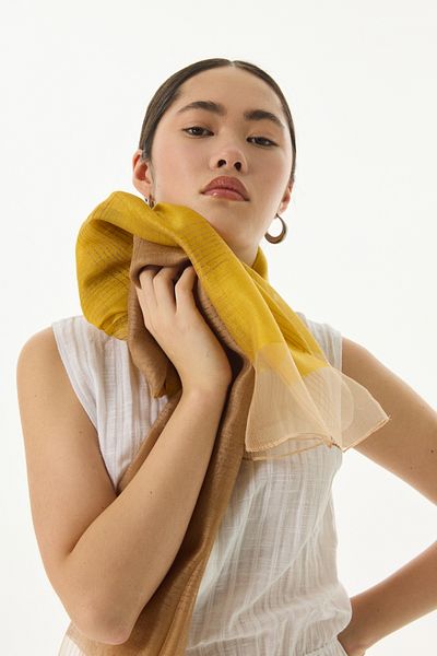 FENZA SCARF شال Silvia Yalditz مخطط من الصوف الخردل الحريري