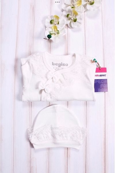 Bebeğin 50 Tonu Baby girl's guipure ruffled 2-piece jumpsuit with hat and lace embroidery detail, booties and snaps.