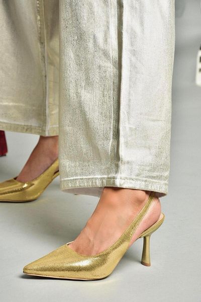 Fox Shoes S369748208 Zlaté dámské boty na tenkém podpatku z lakované kůže