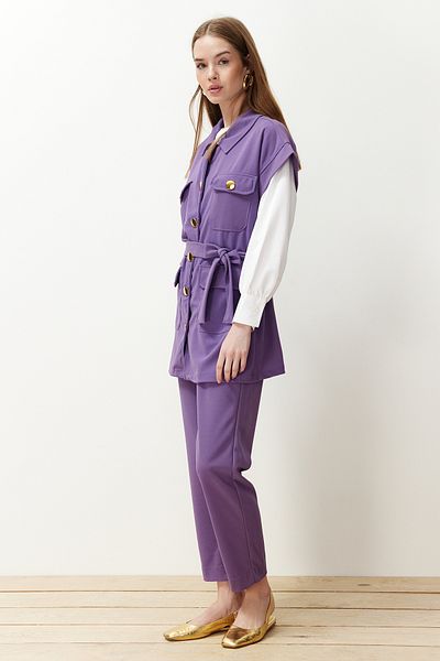 Trendyol Modest Pletený oblek vesta TCTAW22US0062 s fialovým zlatým knoflíkem