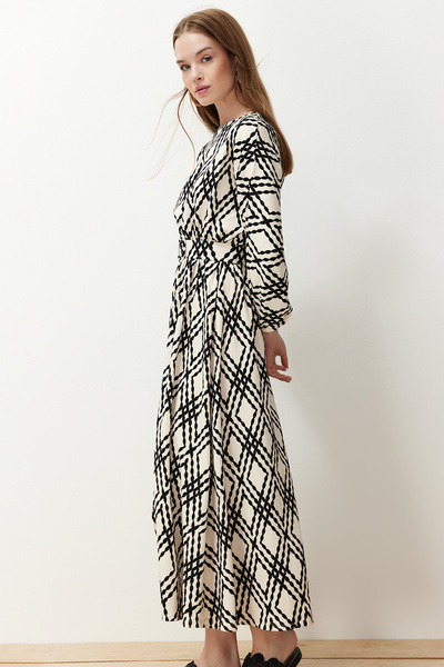 Trendyol Modest Černý vzorovaný pásek s detailně zmačkanými tkanými šaty TCTSS24EB00233