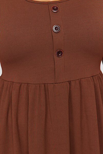 Trendyol Curve Hnědé pletené šaty s dlouhým rukávem TBBSS24AH00176