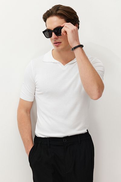 Trendyol Collection Basic-Strick-T-Shirt mit Polokragen - Weiß, Slim-Narrow Fit TMNSS24TS00255