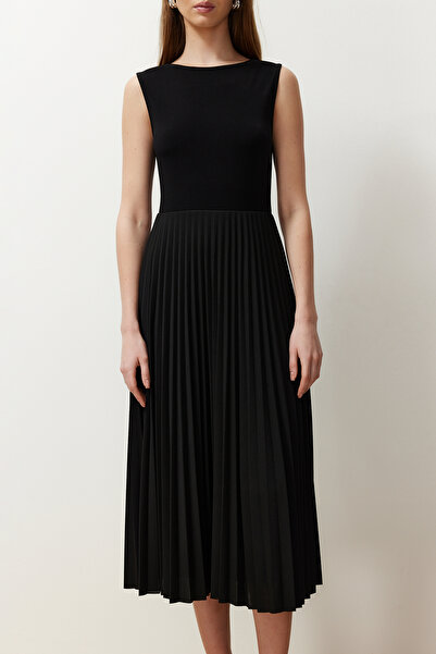 ترينديول كوليكشن فستان ميدي محبوك مرن بدون أكمام مبطن باللون الأسود TWOSS24EL00785