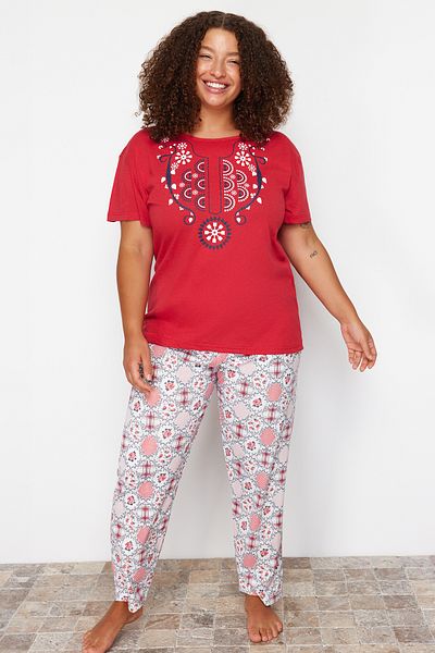 Trendyol Curve Red Geometric Patterned Knitted Pajamas Set TBBSS24AI00093