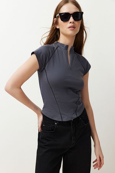 Trendyol Collection Πλεκτή μπλούζα με μανίκι από ανθρακί με φερμουάρ με λεπτομερή περικοπή ρεγκλάν TWOSS24BZ00464