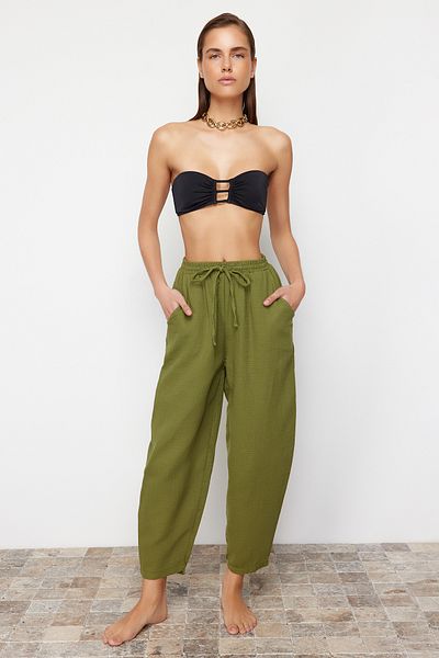 Trendyol Collection Khakifarbene Hose aus gewebtem Musselin, 100 % Baumwolle TBESS24PL00005