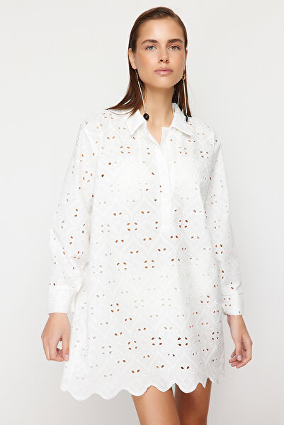 Kolekcia Trendyol Biele mini tkané plážové šaty TBESS24EL00103