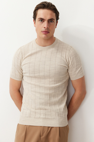 Trendyol Collection Μπεζ πλεκτό μπλουζάκι με λαιμόκοψη με λεπτή εφαρμογή - TMNSS24TS00250