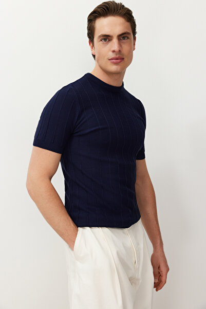 Trendyol Collection Námořnická modrá Slim-Narrow Fit Bavlna s výstřihem Základní pletené tričko Tmnss24Ts00250