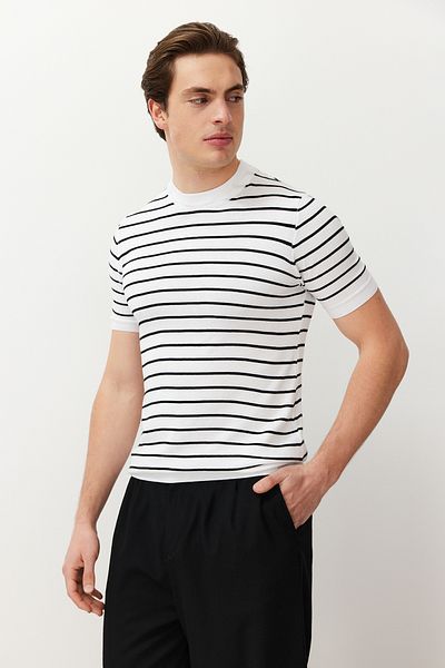 Trendyol Collection Μπλουζάκι με ριγέ λευκό πλεκτό λαιμόκοψη - Βαμβακερή λεπτή εφαρμογή TMNSS24TS00254