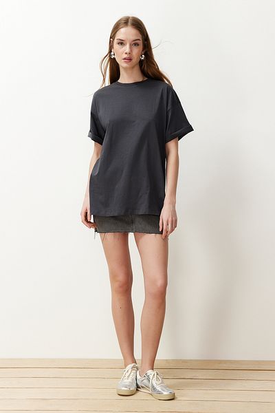Trendyol Collection Anthrazitfarbenes, übergroßes T-Shirt aus 100 % Baumwolle mit Rundhalsausschnitt – TWOSS20TS0134