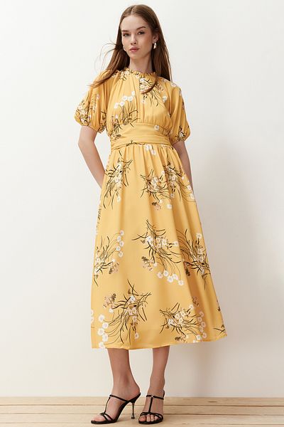 Trendyol Modest Długa sukienka w kwiaty w kolorze musztardowym z balonikami TCTSS24EB00008