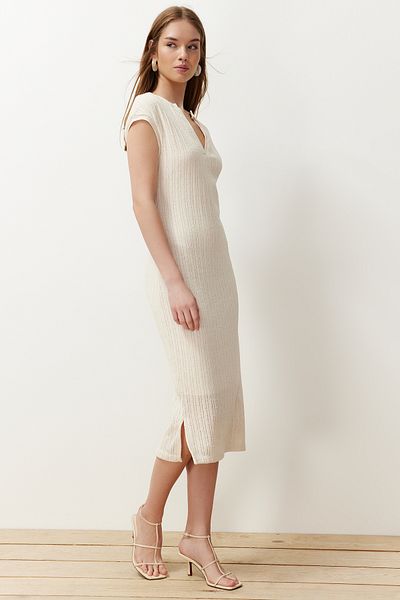 Trendyol Collection Ecrufarbenes Etuikleid in Strickoptik mit Schlitz, gefüttert, einfarbig, Maxi-Bleistiftkleid aus flexiblem Strick TWOSS24EL00573