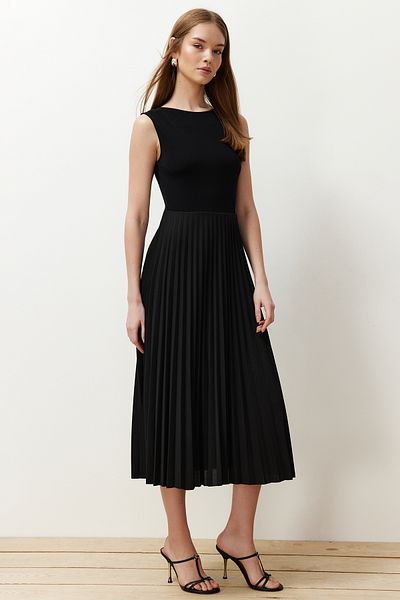 Trendyol Collection Czarna plisowana sukienka midi bez rękawów z podszewką i elastyczną dzianiną TWOSS24EL00785