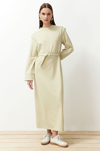 Trendyol Modest Πλεκτό φόρεμα ανοιχτό χακί ζωσμένο με λεπτομέρεια στον ώμο TCTSS24EB00120
