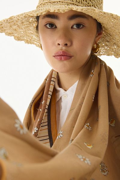FENZA SCARF Памучен шал Abelia с шарка на млечно кафе и маргаритки