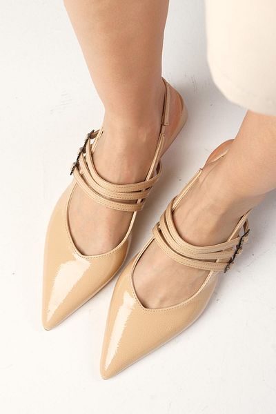 Mio Gusto Pantofi de damă cu toc scurt Katniss Nude, din piele lăcuită, cu cataramă laterală, cu cataramă, cu vârf ascuțit
