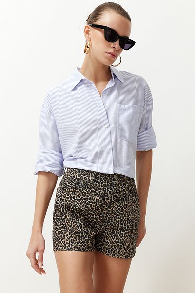 Trendyol Collection Mehrfarbige City Boy Brown Shorts mit Leopardenmuster und hoher Taille TWOSS24SR00134