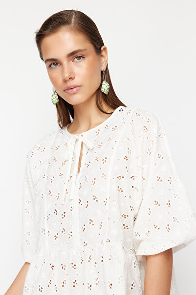 Trendyol Collection Weißes Mini-Strandkleid mit gewebten Rüschen TBESS24EL00118