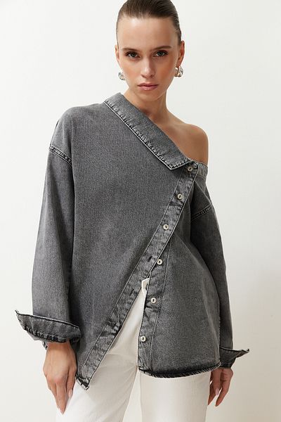 Trendyol Collection Черна дънкова риза с асиметрична яка и голяма деним TWOSS24GO00034