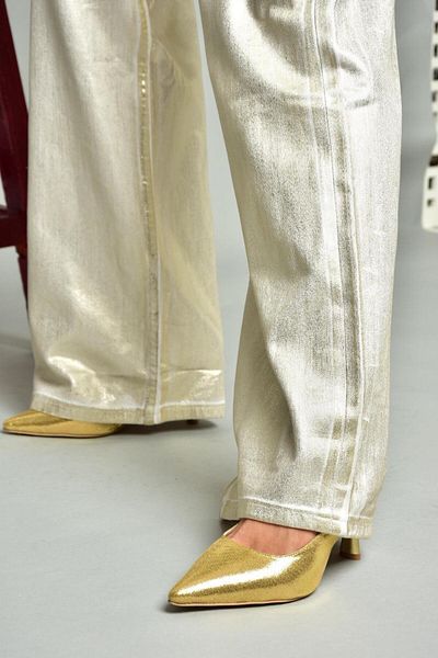Fox Shoes S369748208 Zlaté dámské boty na tenkém podpatku z lakované kůže