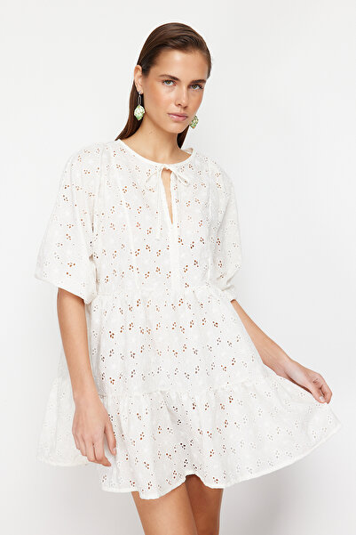 Trendyol Collection Weißes Mini-Strandkleid mit gewebten Rüschen TBESS24EL00118