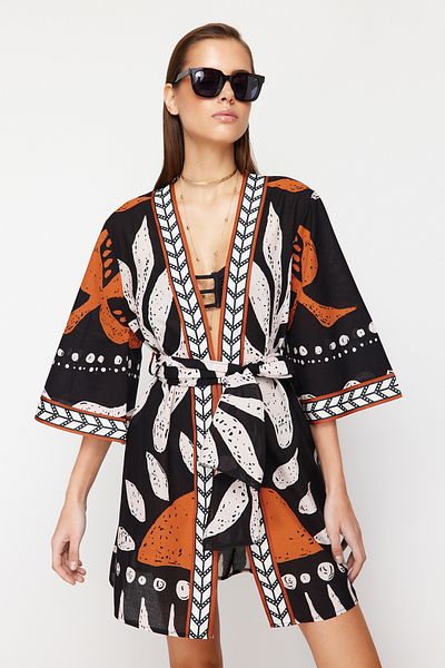 Trendyol Collection Mini-Kimono und Kaftan aus 100 % gewebter Baumwolle mit ethnischem Muster und Gürtel TBESS23KM00035