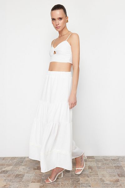 Trendyol Collection Ecru-Rock mit Spitzenspitze, detaillierter Leinen-Look, ausgestellter Maxi-Webrock TWOSS24ET00170