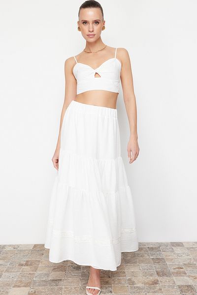 Trendyol Collection Ecru-Rock mit Spitzenspitze, detaillierter Leinen-Look, ausgestellter Maxi-Webrock TWOSS24ET00170