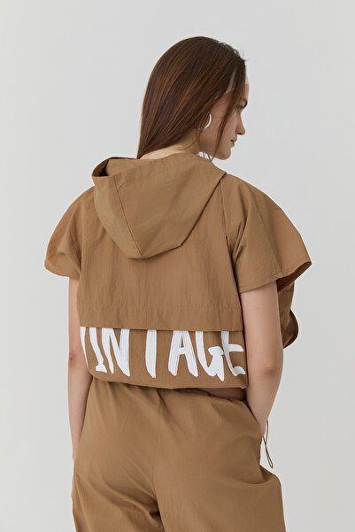 Quzu Kapüşonlu Teknik Kumaş Ceket Camel