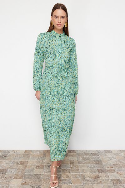 Trendyol Modest Smaragdgrünes gemustertes, gefüttertes Chiffon-Kleid mit Gürtel, Stehkragen und Futter TCTSS21EL3346