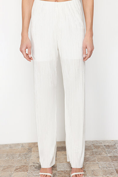 Trendyol Collection Bílé strečové pletené kalhoty s plisovanou podšívkou TWOSS24PL00033