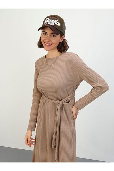 Benin Nerz-Camisole-Hijab-Kleid – mit Gürtel – Benin