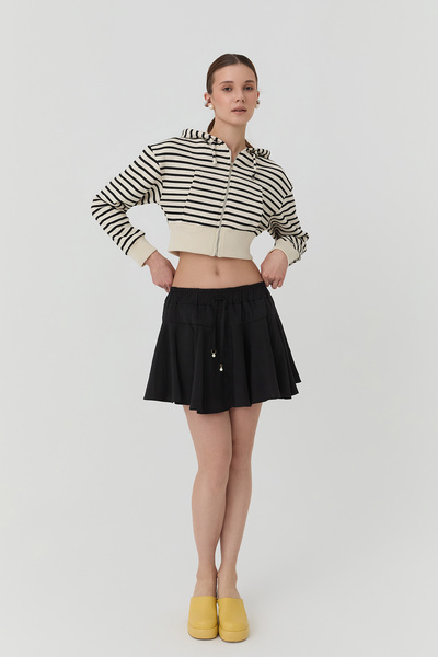 Quzu Мини пола с волани с детайли на вратовръзка и къси панталони отвътре в черно