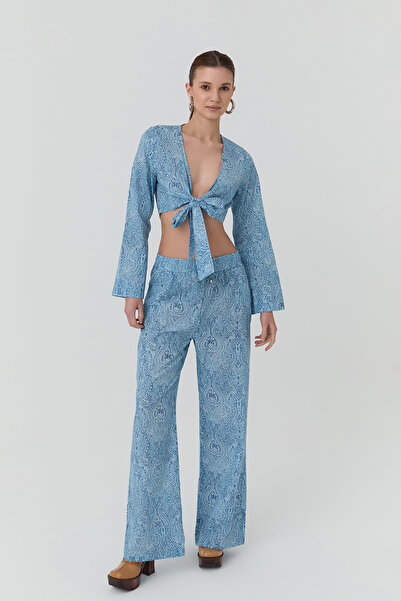 Quzu Bağlama Detaylı Renkli Desenli Crop Bluz Mavi