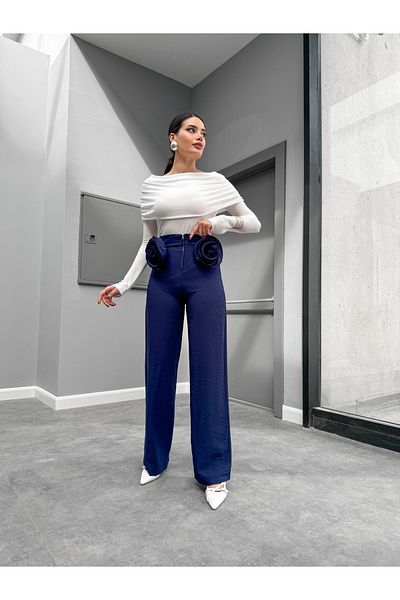 ESRAHELVACI Pantaloni bleumarin cu broșă cu flori